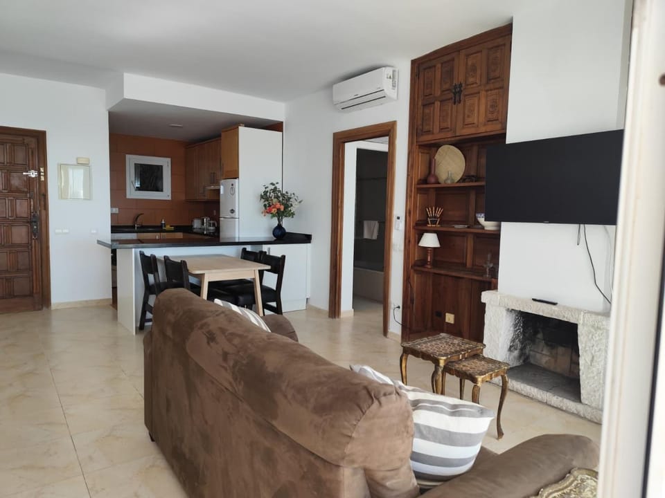 TV and multimedia, Kitchen or kitchenette, Living room, Dining area, air conditioner