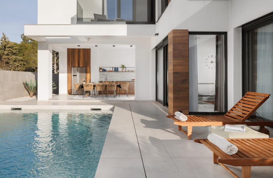 Day, Pool view, Swimming pool, sunbed