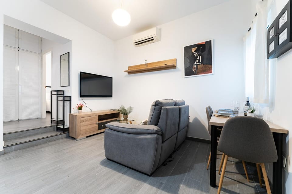 TV and multimedia, Living room, Dining area, air conditioner