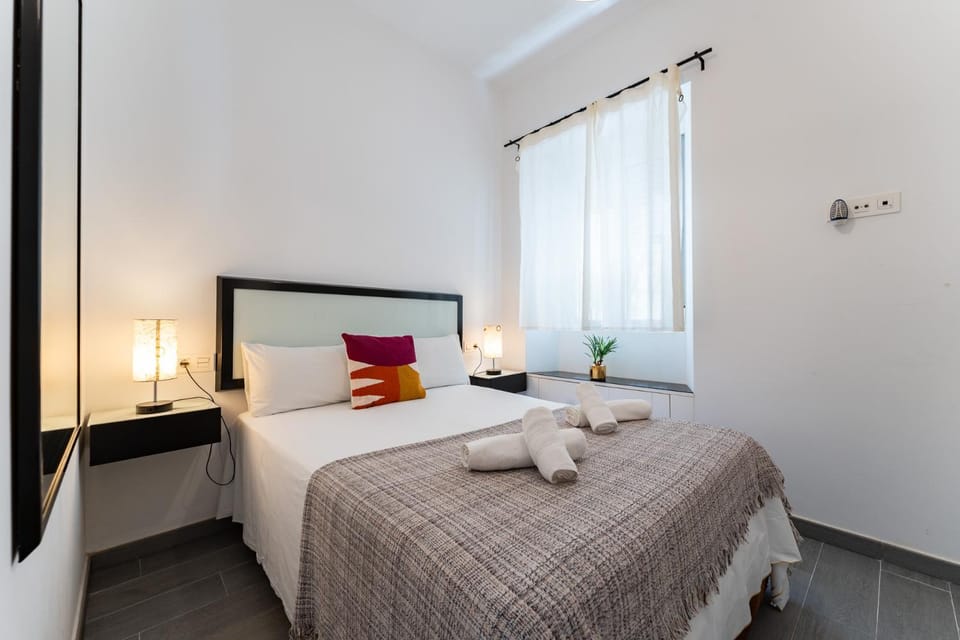 Bed, Photo of the whole room, Bedroom, towels