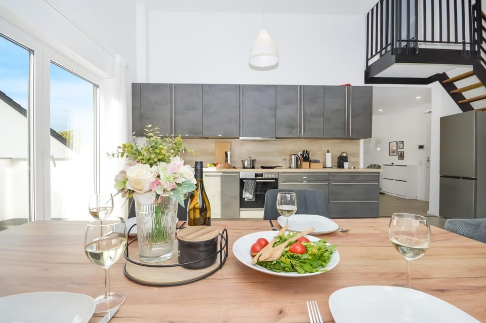 Kitchen or kitchenette, Food and drinks, Dining area, Food, stove, toaster