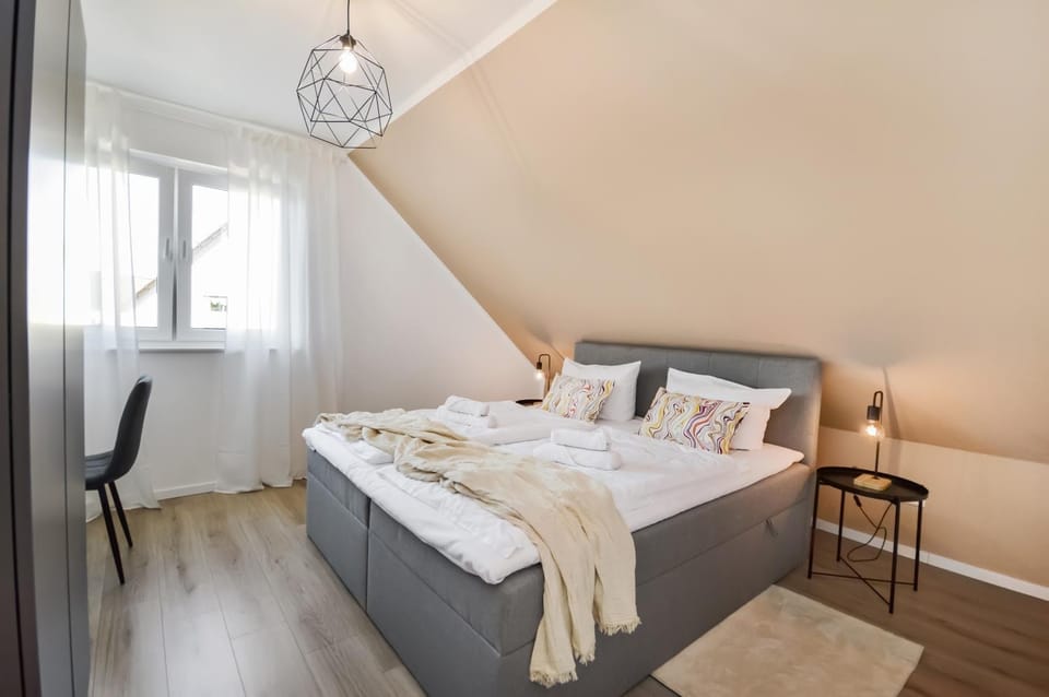 Bed, Photo of the whole room, Bedroom, towels