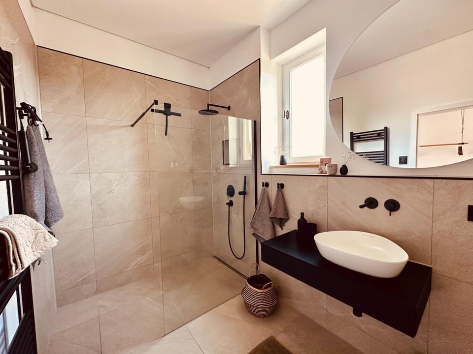 Shower, Toilet, Bathroom, towels