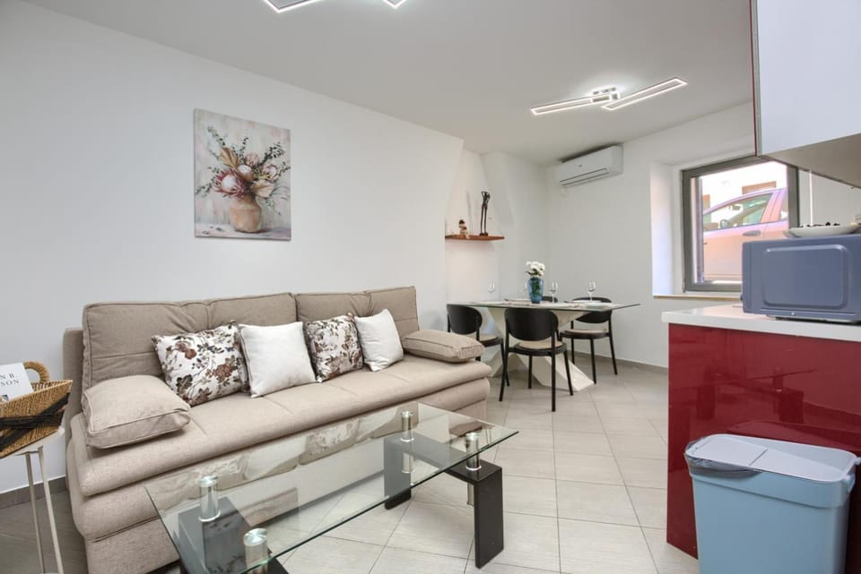 Kitchen or kitchenette, Living room, Seating area, Dining area