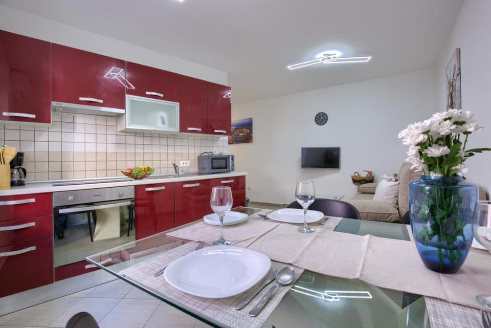 TV and multimedia, Kitchen or kitchenette, Dining area, oven, stove