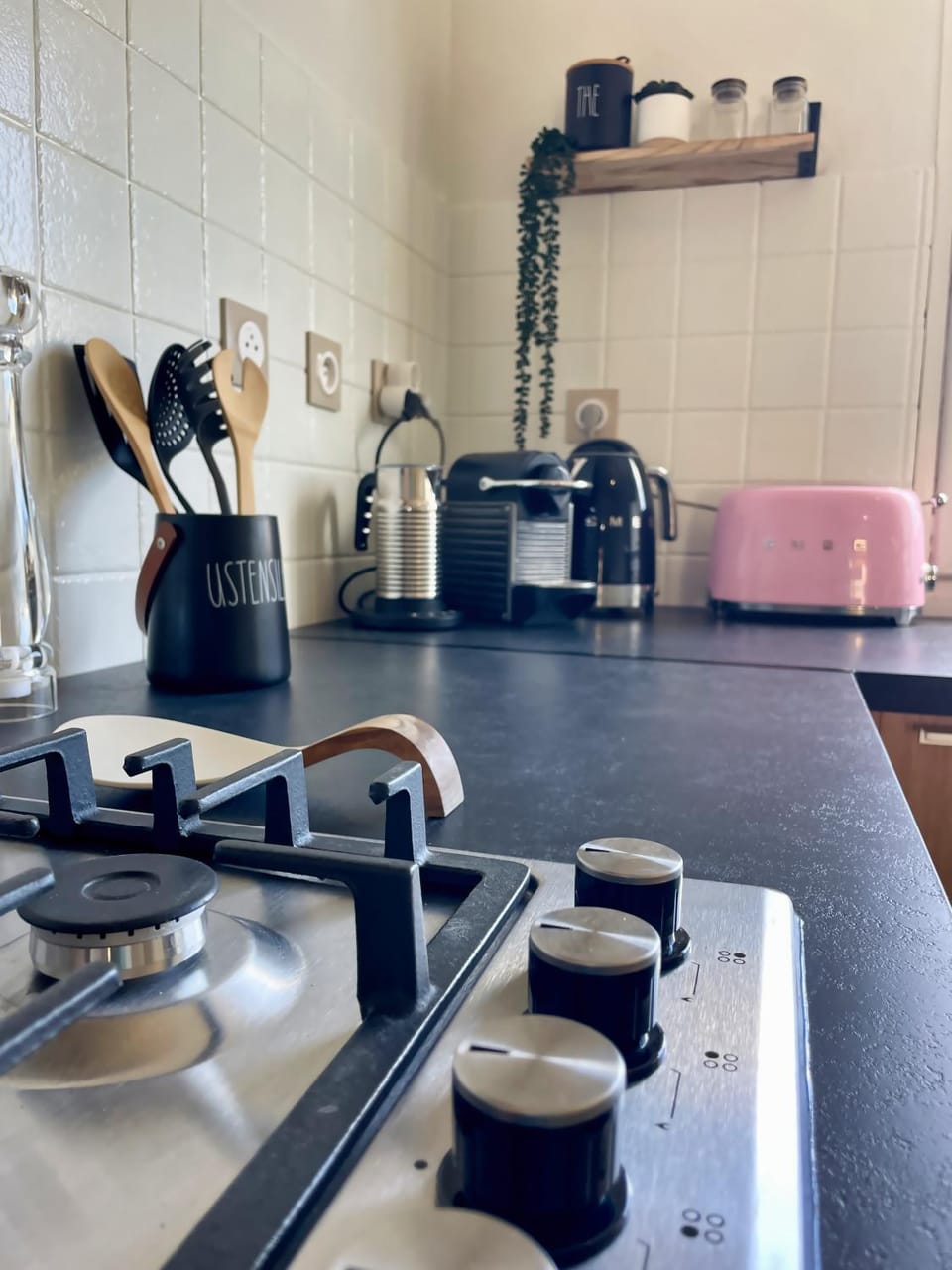 Coffee/tea facilities, Kitchen or kitchenette, stove, toaster