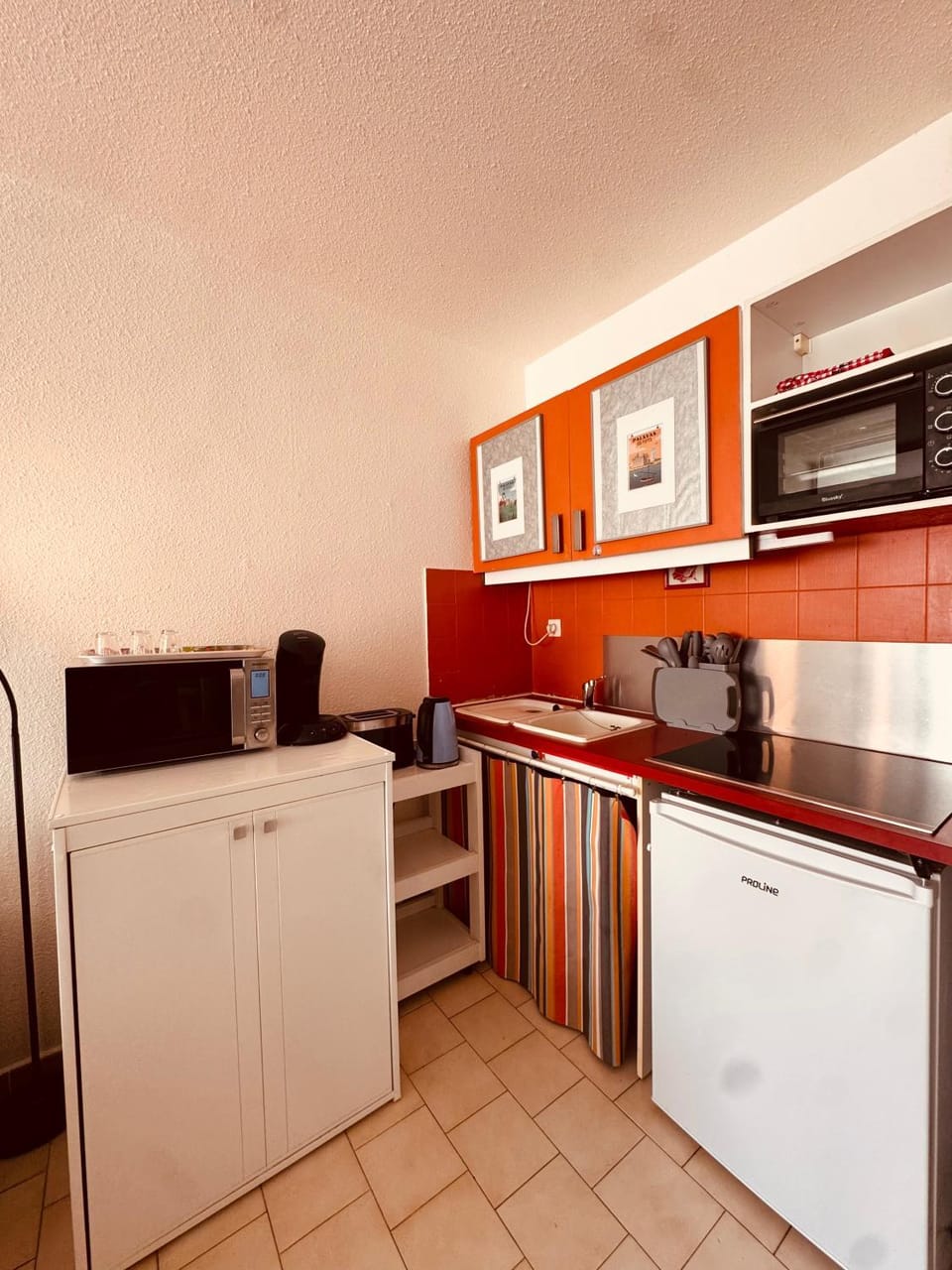 Coffee/tea facilities, Kitchen or kitchenette, oven, stove, toaster, washing machine