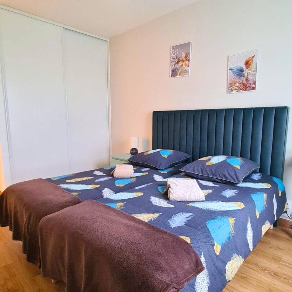 Bed, Photo of the whole room, Bedroom, towels
