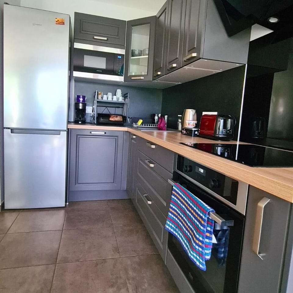 Coffee/tea facilities, Kitchen or kitchenette, dishwasher, oven, stove, toaster