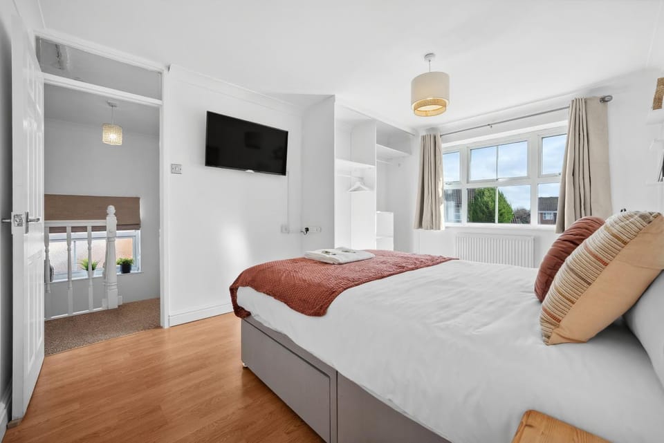Denshaw House Villa in Coventry