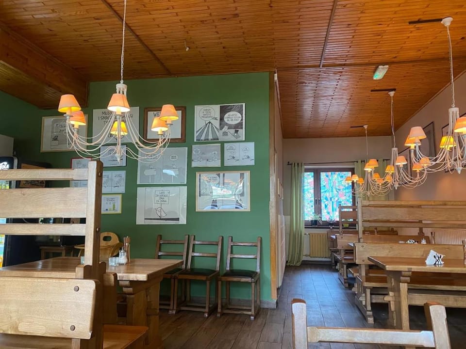 Restaurant/places to eat, Living room