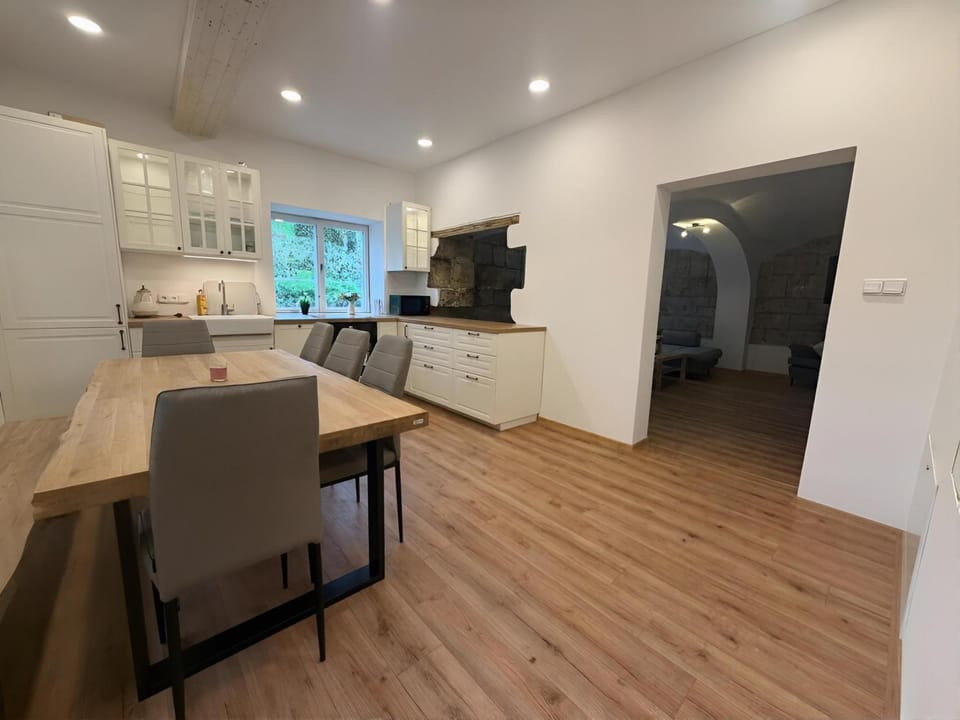 Kitchen or kitchenette, Dining area