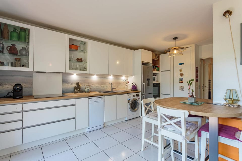 Kitchen or kitchenette, Dining area