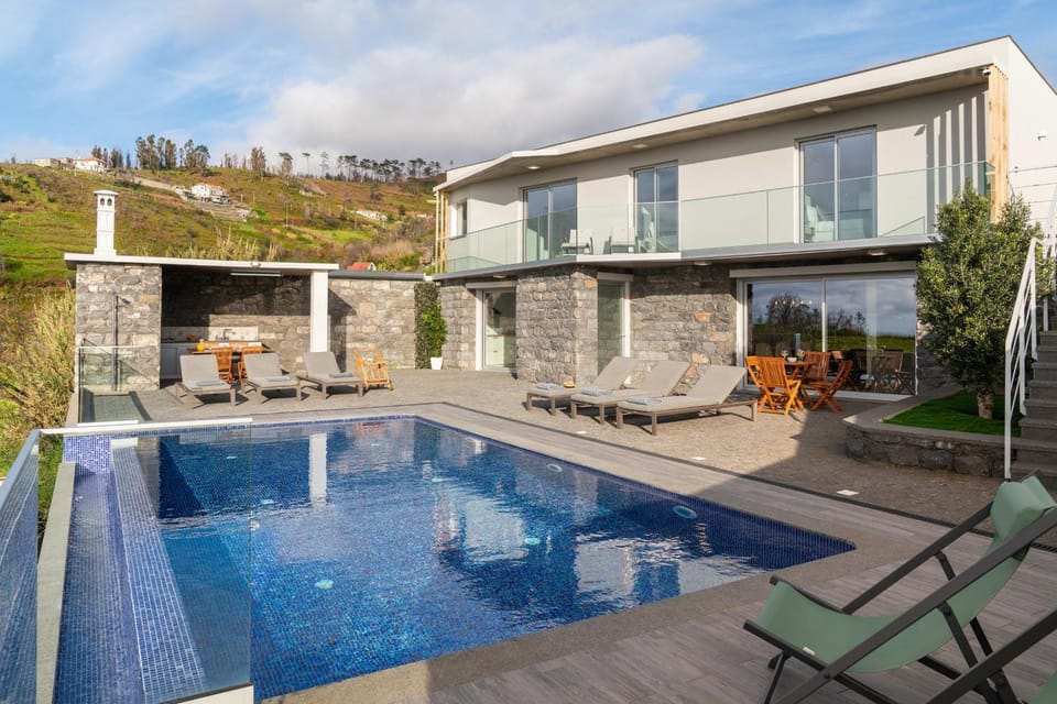 Property building, Day, Swimming pool, sunbed