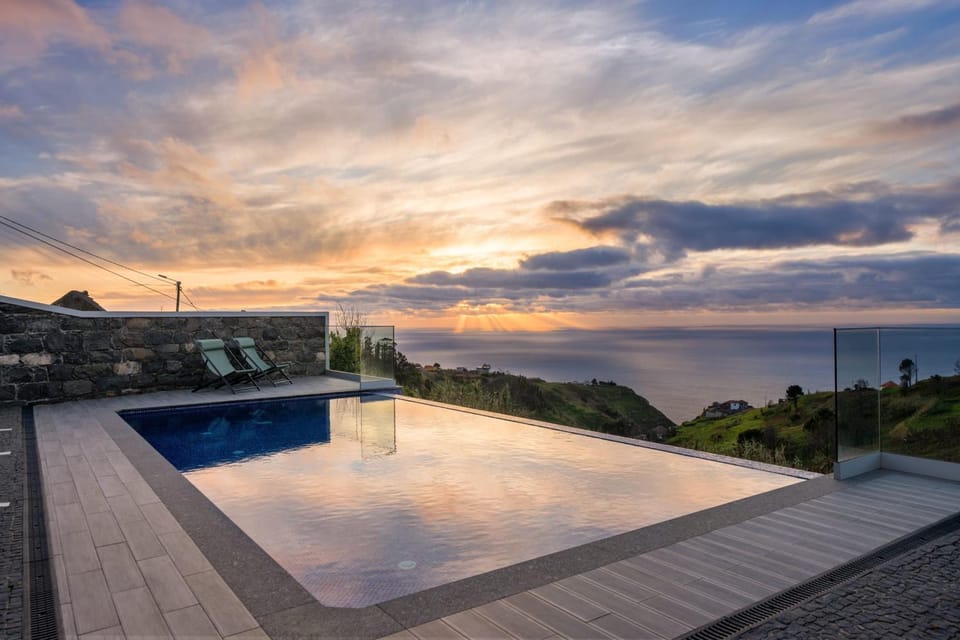 Sea view, Swimming pool, sunbed