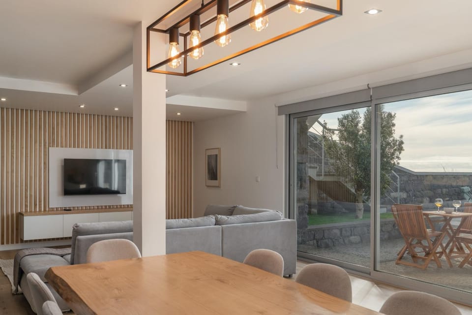 TV and multimedia, Living room, Seating area, Dining area