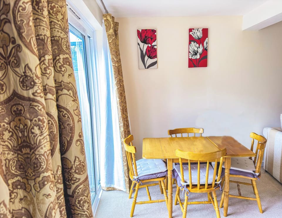 3 Bed - Sleeps 4 - Free Parking - Private Garden House in Wellingborough