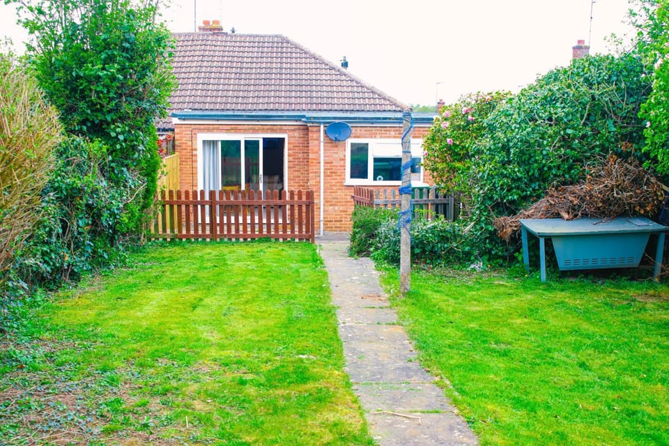 3 Bed - Sleeps 4 - Free Parking - Private Garden House in Wellingborough