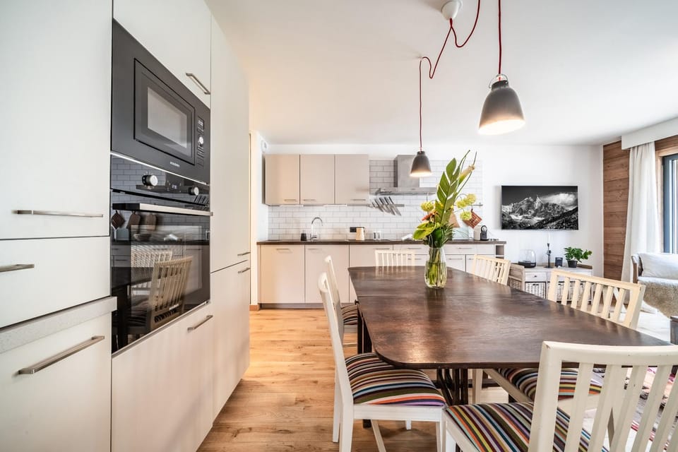 Kitchen or kitchenette, Dining area, oven