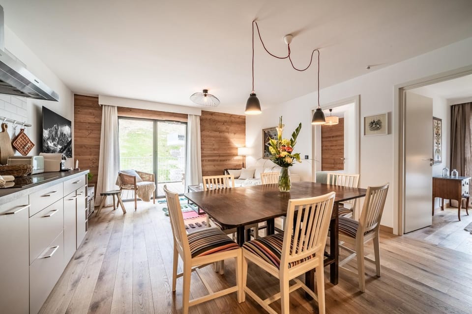 Kitchen or kitchenette, Seating area, Dining area