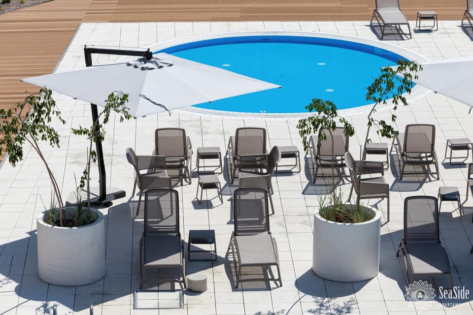 Swimming pool, sunbed