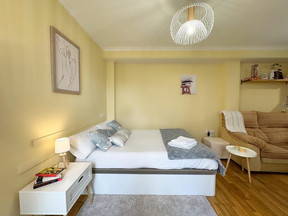 Bed, Living room, Photo of the whole room, Bedroom, towels