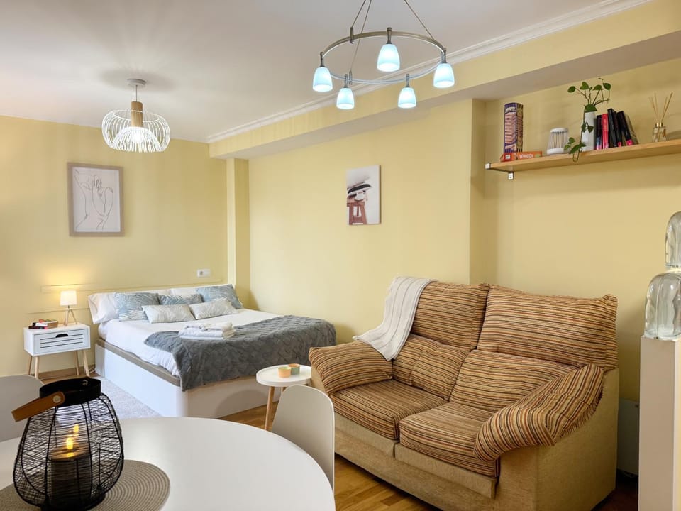 Bed, Living room, Photo of the whole room, Dining area, Bedroom, towels