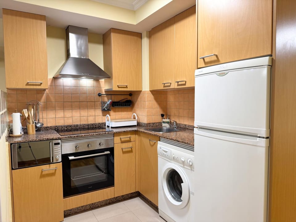Kitchen or kitchenette, Area and facilities, microwave, oven, stove, washing machine, kitchen
