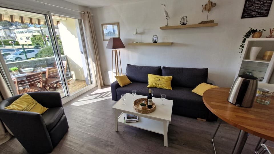 View (from property/room), Balcony/Terrace, Living room, Decorative detail, Seating area, Dining area, City view
