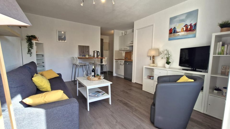 TV and multimedia, Kitchen or kitchenette, Living room, Decorative detail, Seating area, Dining area, minibar