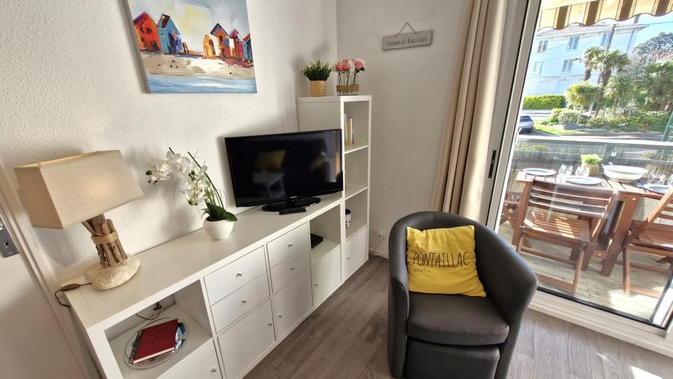 TV and multimedia, Living room, Decorative detail, Seating area