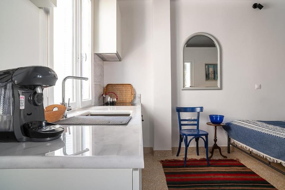 Kitchen or kitchenette, Photo of the whole room, toaster