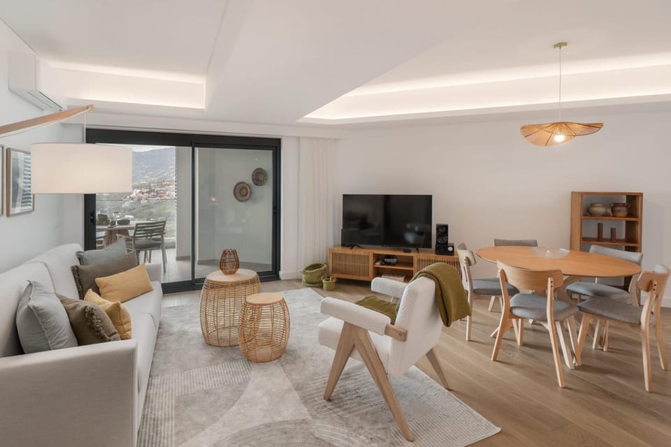 TV and multimedia, Living room, Seating area, Dining area