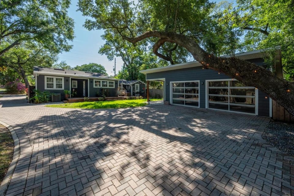 Charming 3BR Home Near DT with King Bed and Fire Pit House in Orlando