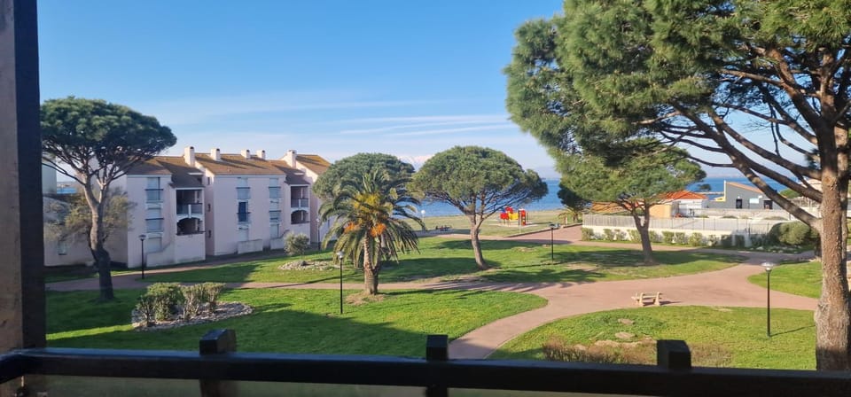 Natural landscape, Balcony/Terrace, Garden view, Lake view