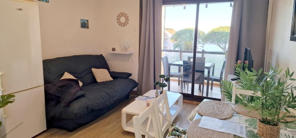 Bed, TV and multimedia, View (from property/room), Balcony/Terrace, Living room, Seating area, Dining area, air conditioner