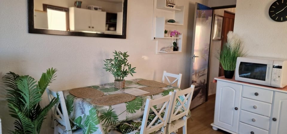 Dining area, microwave, oven, kitchen, air conditioner
