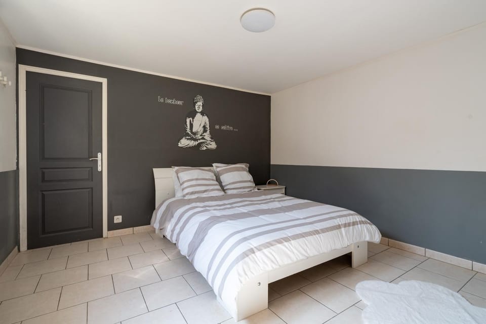 Bed, Photo of the whole room, Bedroom
