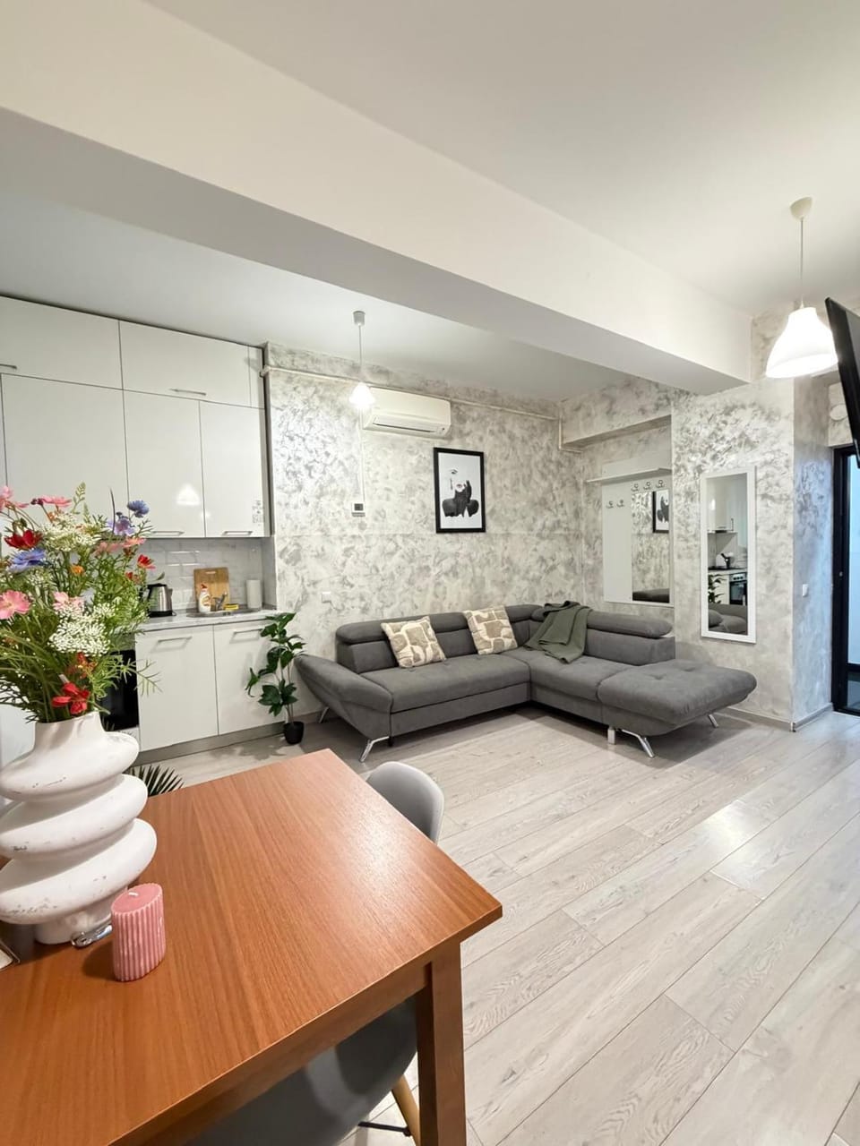 Kitchen or kitchenette, Living room, Seating area, Dining area