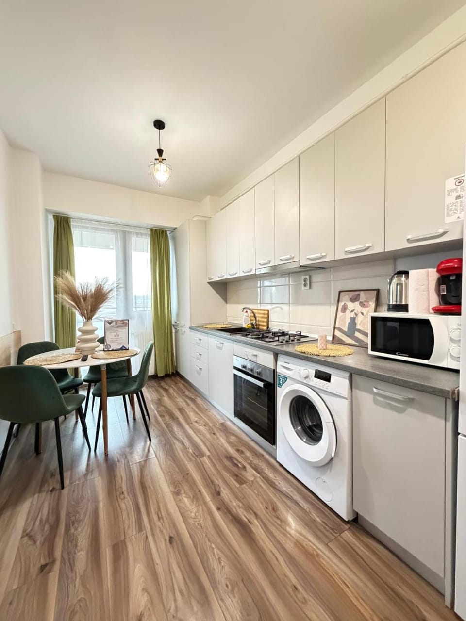 Coffee/tea facilities, Kitchen or kitchenette, Living room, Seating area, Dining area, oven, stove, dryer