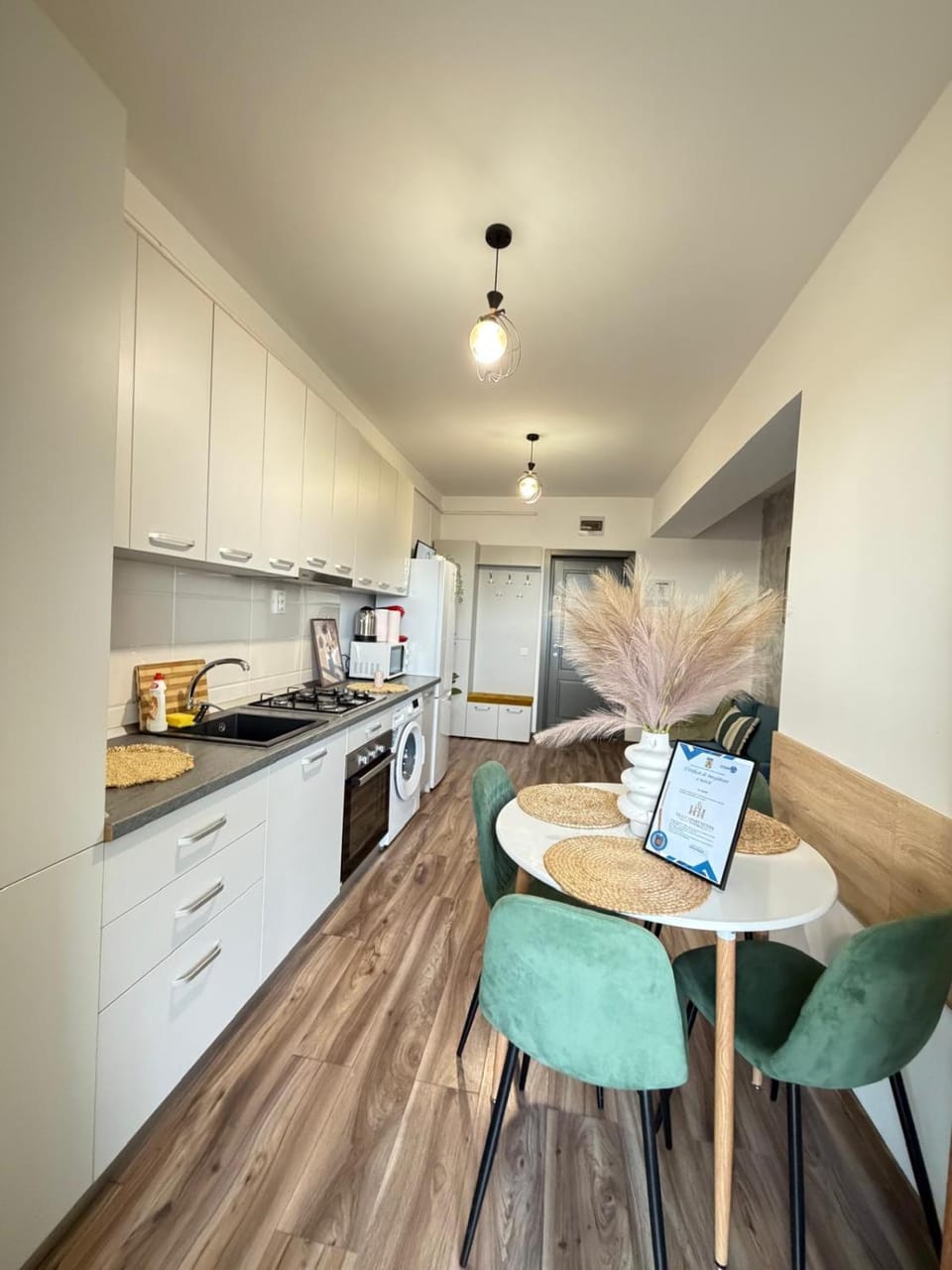 Coffee/tea facilities, Kitchen or kitchenette, Dining area, oven, stove