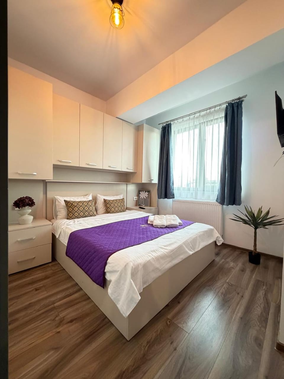 Bed, Photo of the whole room, Bedroom, towels