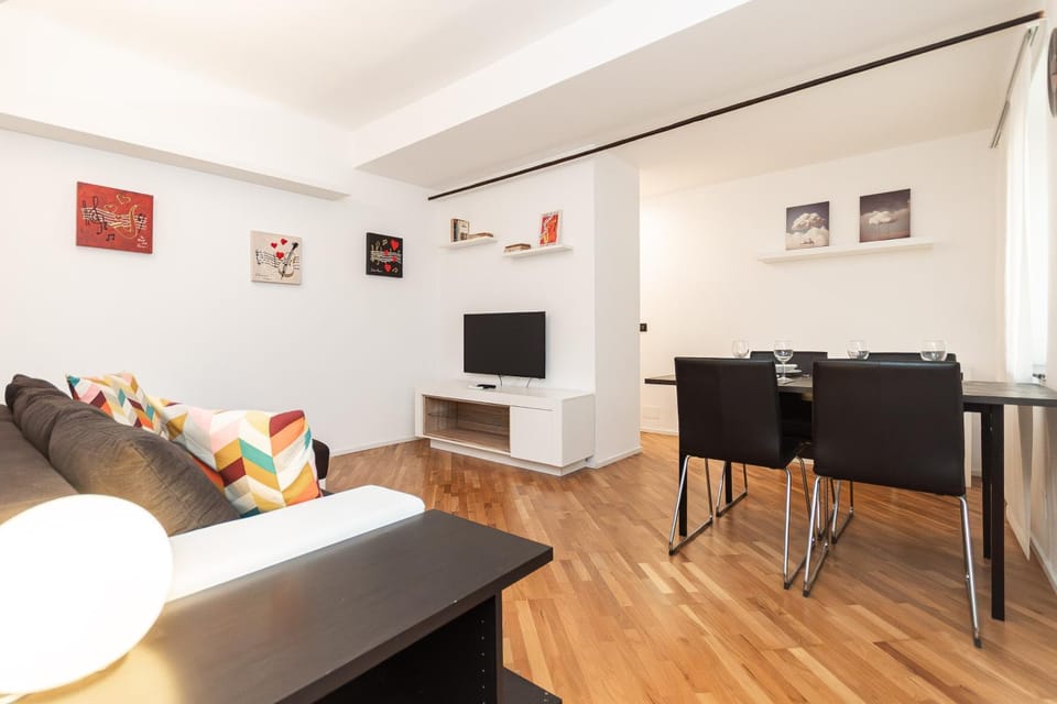 Communal lounge/ TV room, TV and multimedia, Living room, Seating area, Dining area, Evening entertainment