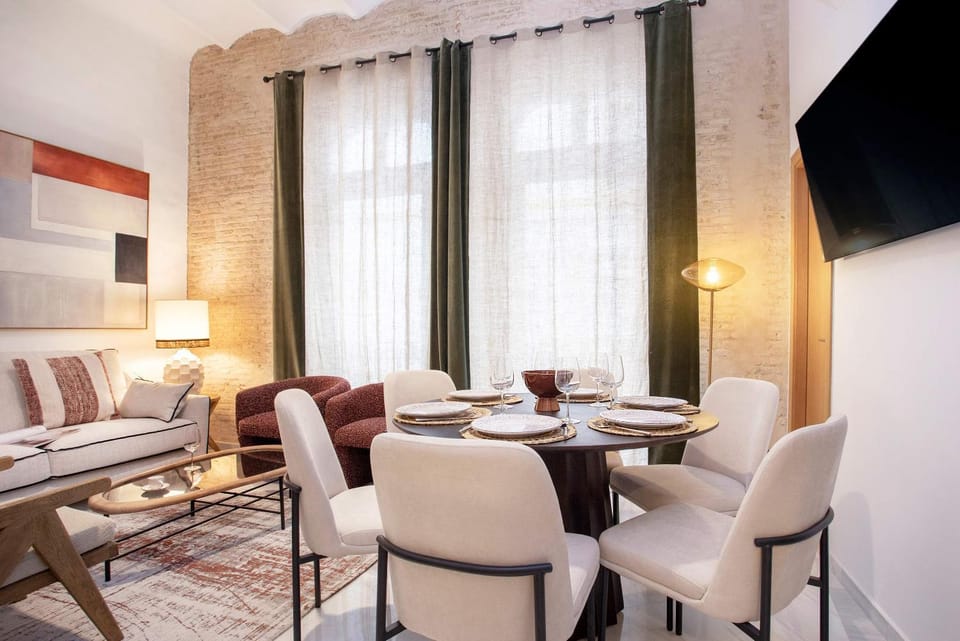 TV and multimedia, Living room, Seating area, Dining area