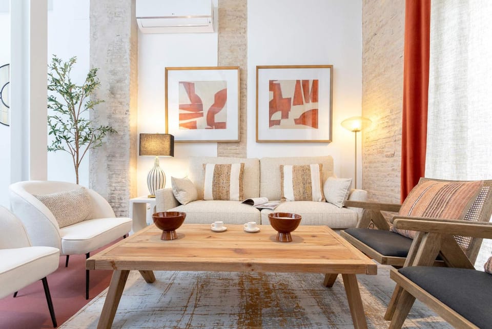 TV and multimedia, Living room, Seating area, Dining area, air conditioner