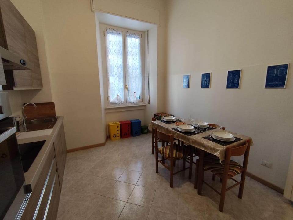 Kitchen or kitchenette, Dining area, stove
