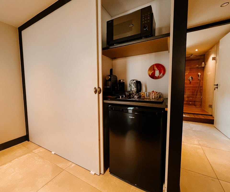 Coffee/tea facilities, microwave, oven