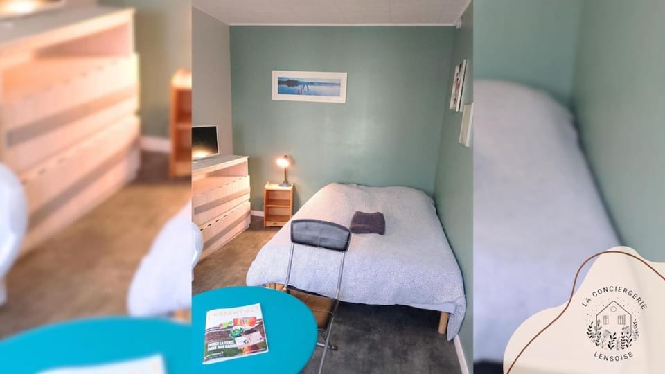 Bed, TV and multimedia, Living room, Seating area, Bedroom, towels