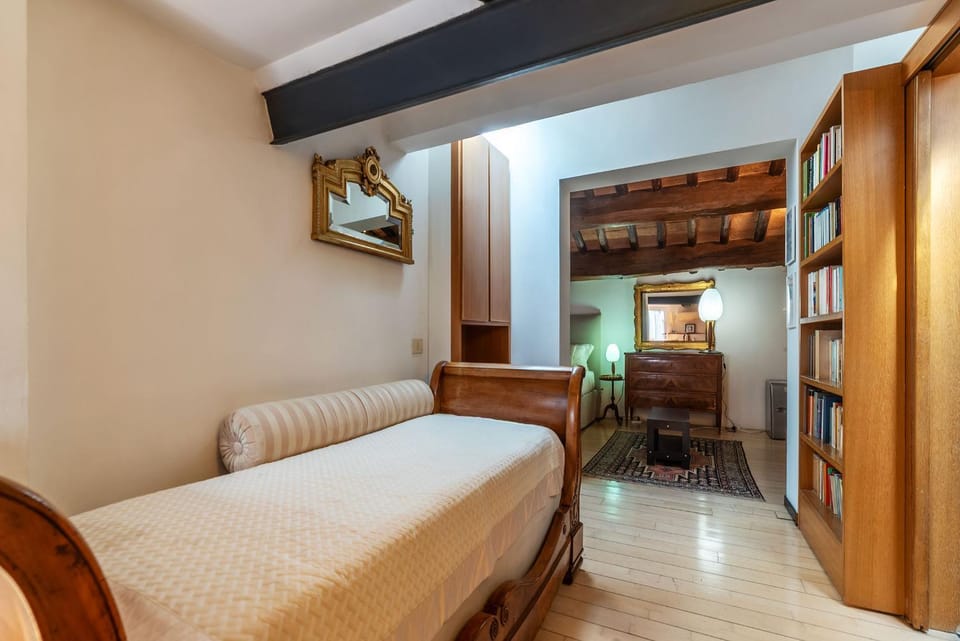 Orange Room with bathroom and Shared Terrace Vacation rental in Rome