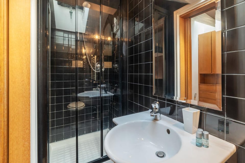 Orange Room with bathroom and Shared Terrace Vacation rental in Rome